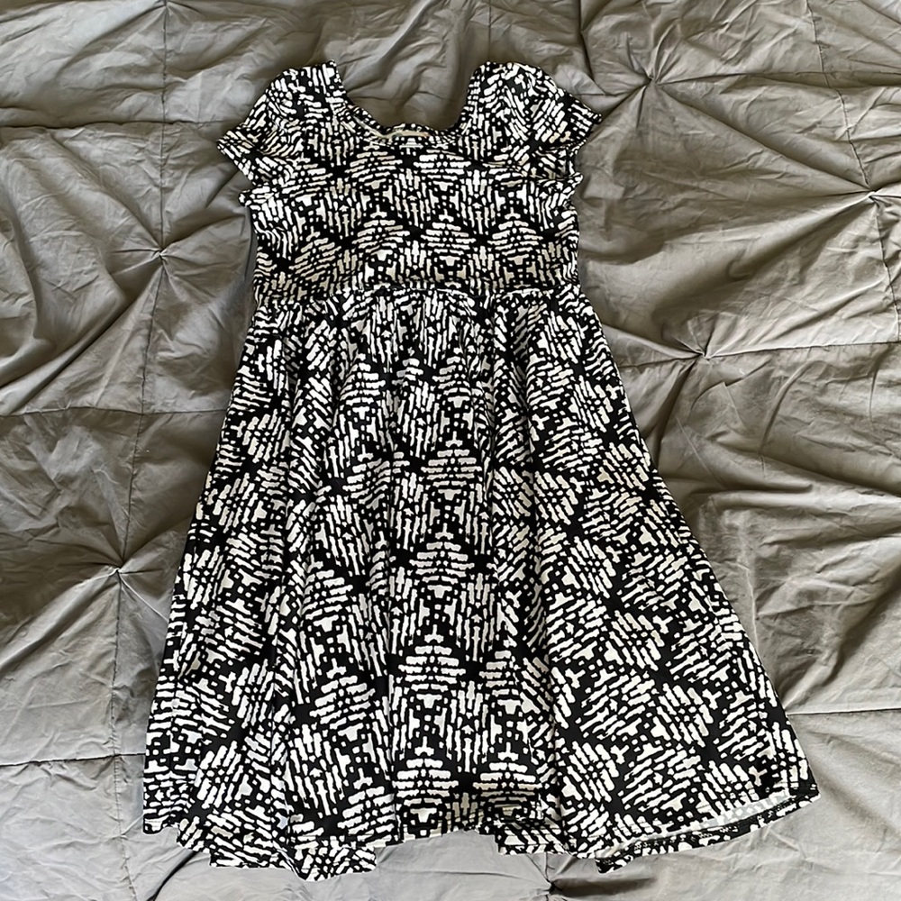 Black and white kids 7 dress. Unknown brand. In good condition.